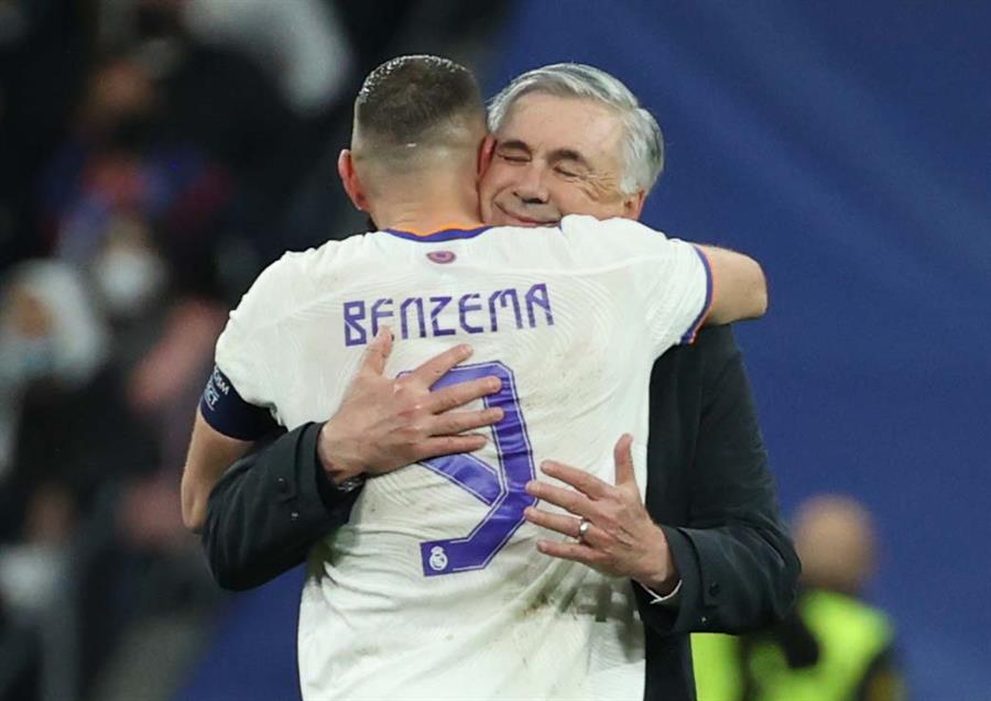 Ancelotti abraza a Benzema