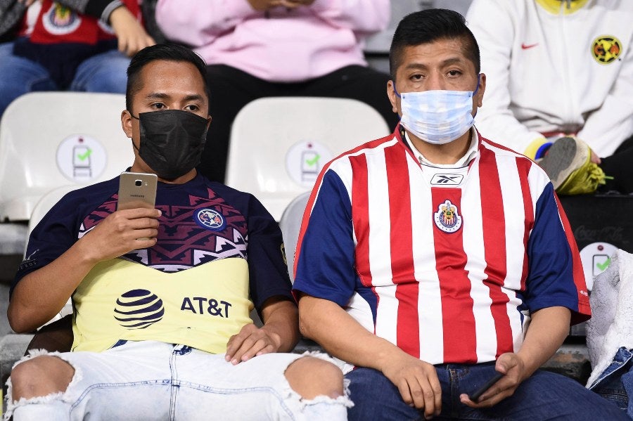 Afición de América y Chivas durante un Clásico Nacional