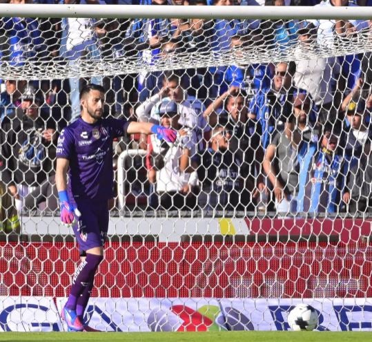 Camilo Vargas en acción ante Atlas