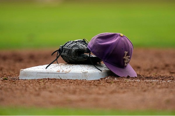 Guante y gorra de beisbol al centro del Minute Maid Park