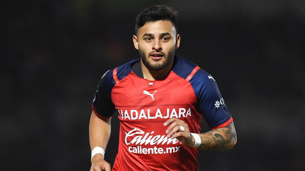 Alexis Vega jugando partido de la Liga MX con Chivas