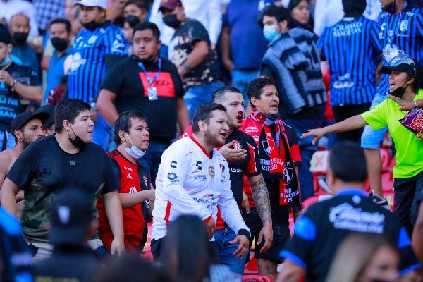 Aficionados del Atlas durante pelea en el Corregidora