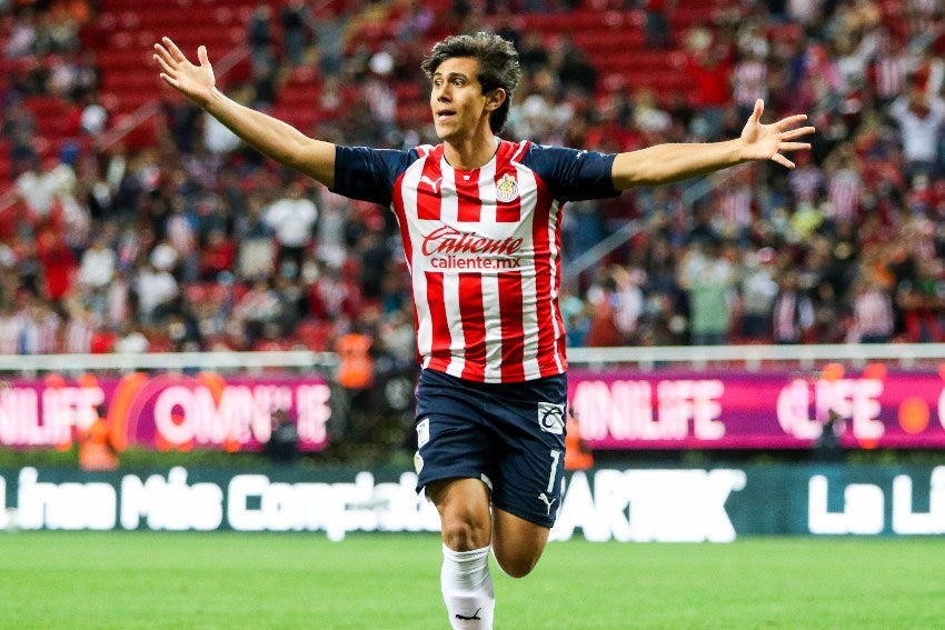 Macías celebrando su anotación con Chivas