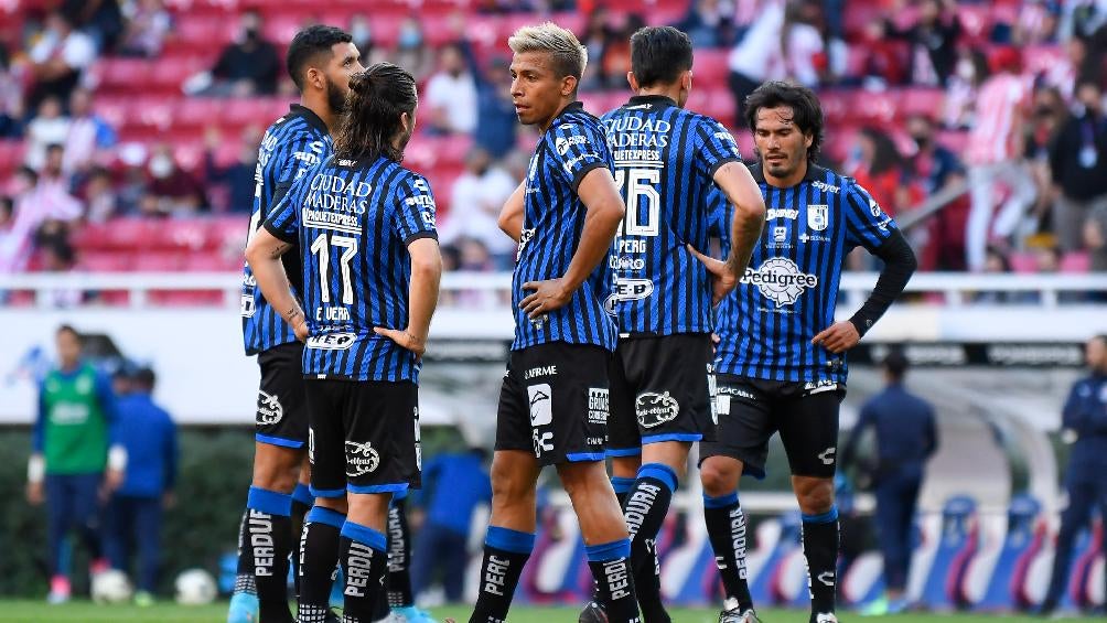 Jugadores de Querétaro disputando partido de la Liga MX