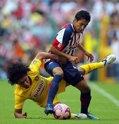 El Torito Silva disputa el balón ante Chivas