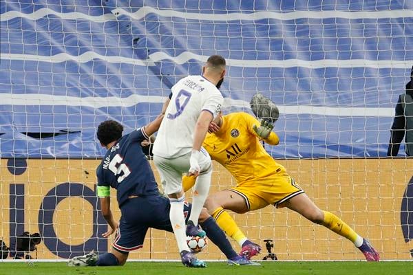 Benzema definiendo ante Donnarumma