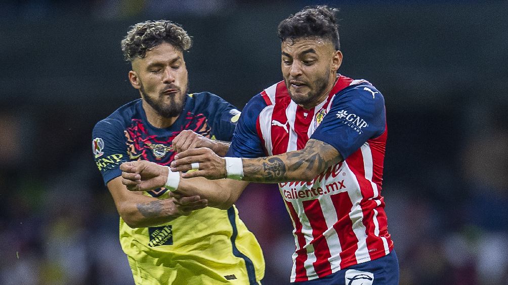 Bruno Valdez (América) vs Alexis Vega (Chivas) en partido de la Liga MX