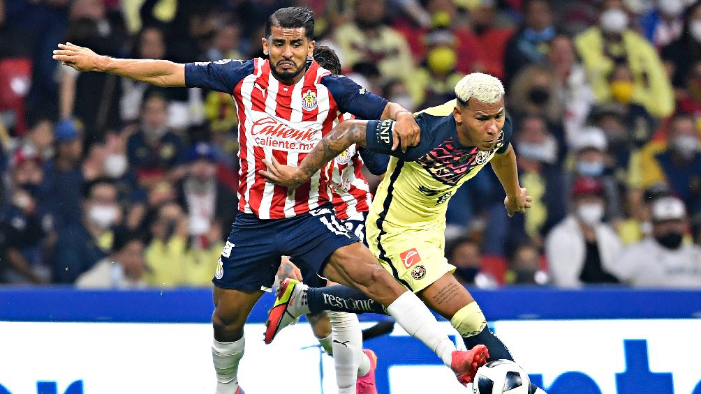 Miguel Ponce (Chivas) vs Roger Martínez (América) en partido de la Liga MX