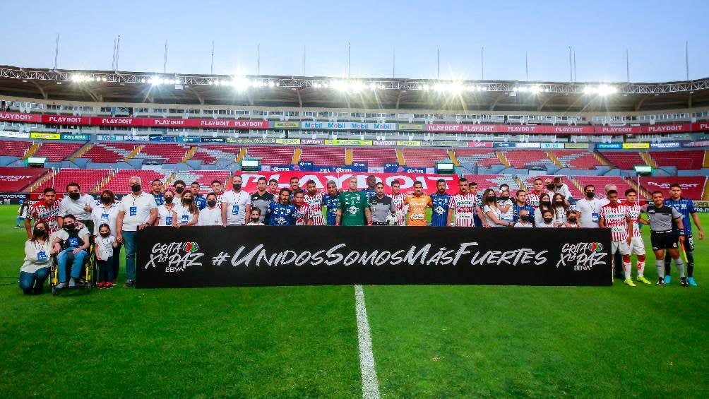 Necaxa y Querétaro durante la campaña de 'Unidos Somos Más Fuertes'