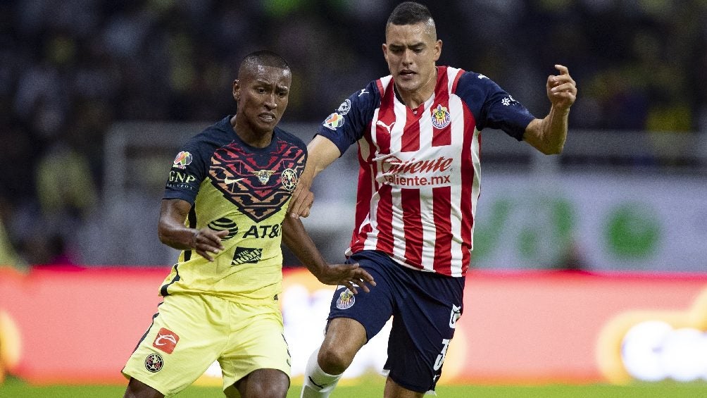 Pedro Aquino jugando el Clásico Nacional ante Chivas en Liga MX