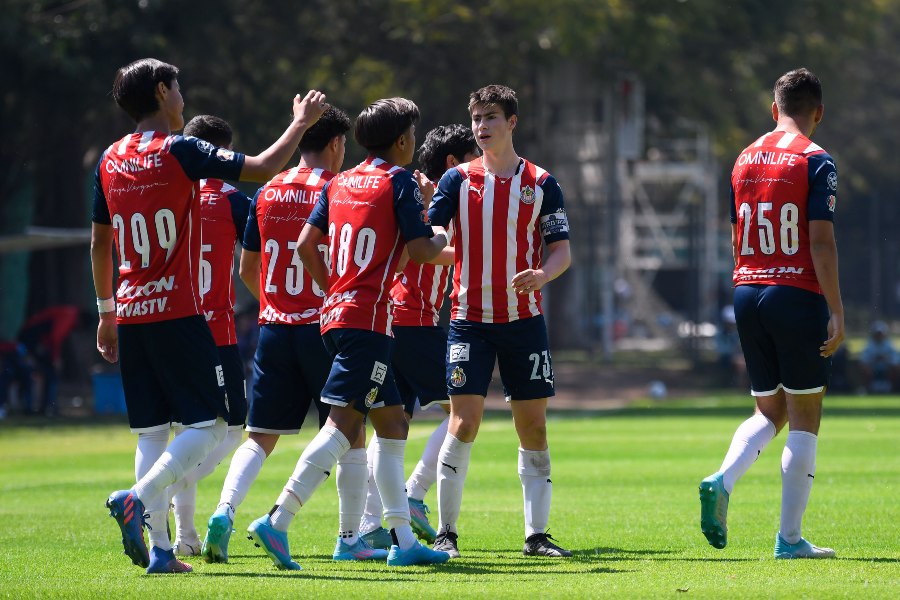 Jugadores de Chivas Sub 18 celebrando un gol