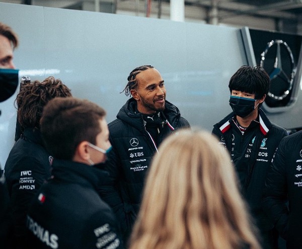 Lewis Hamilton con el equipo de Mercedes