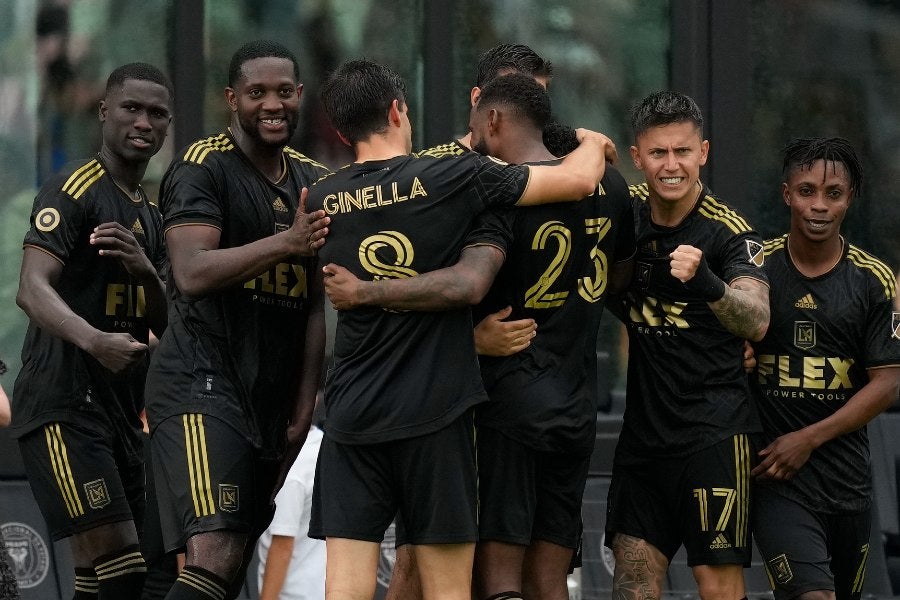 Jugadores del LAFC festejando un gol