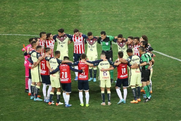 Clásico Nacional da unos minuto para reflexionar por la paz en las tribunas