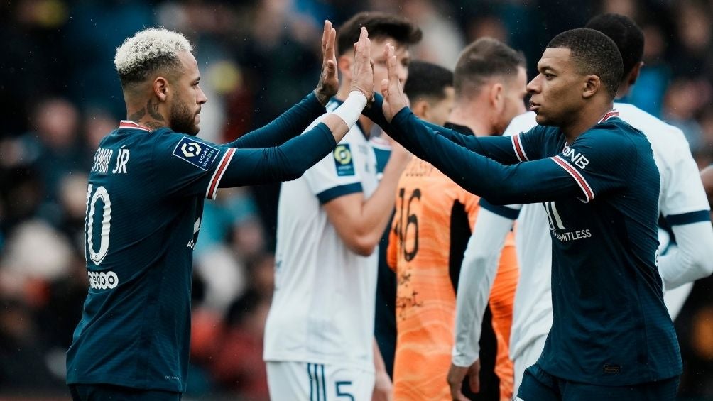 Neymar y Mbappé en el último partido del PSG