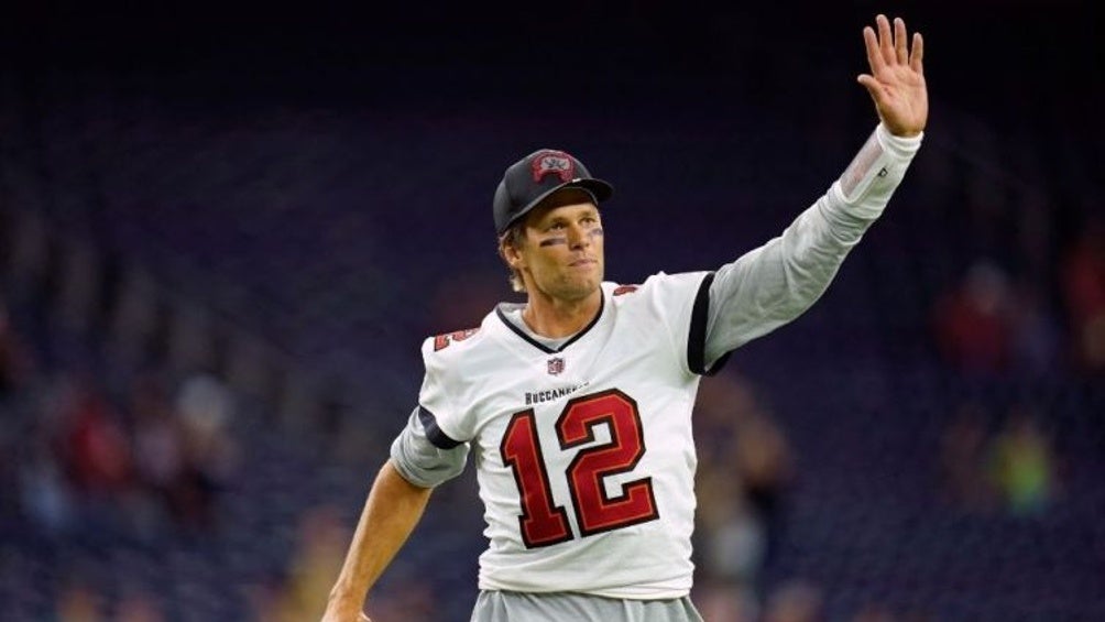 Tom Brady jugando partido de la NFL con los Tampa Bay Buccaneers