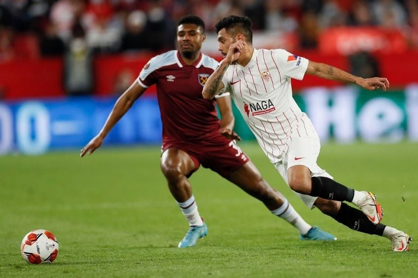 Tecatito Corona durante un partido del Sevilla