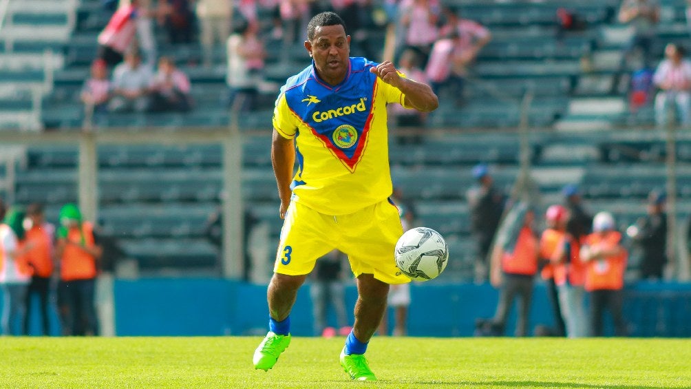 Antonio Carlos Santos jugando partido de exhibición con el América