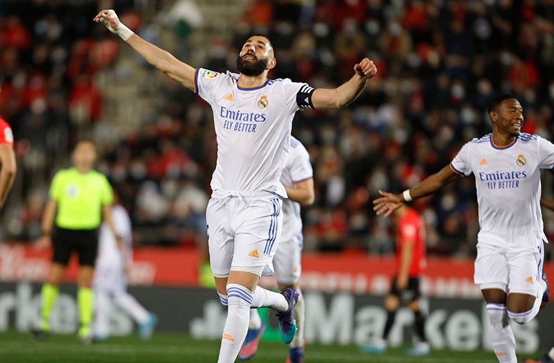 Karim Benzema durante un duelo con el Real Madrid 