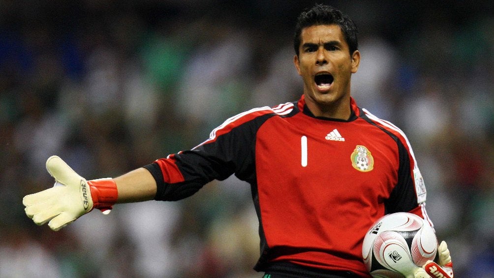 Oswaldo Sánchez jugando partido con la Selección Mexicana