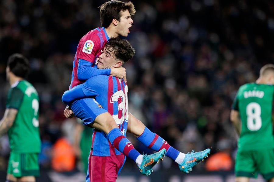 Gavi y Puig festejando un gol