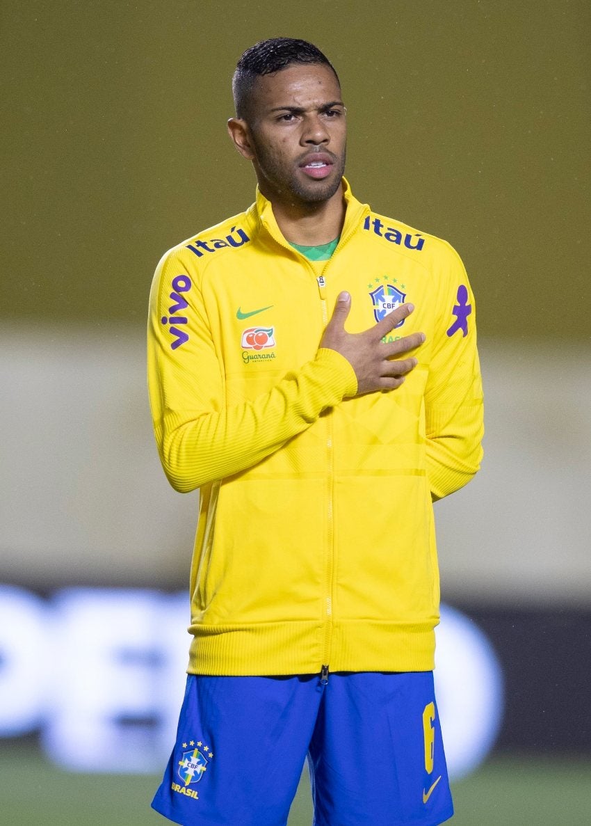 Renan Lodi en un partido de Brasil