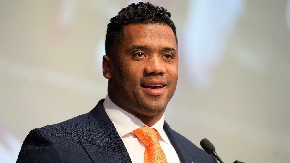 Russell Wilson durante su presentación oficial con los Denver Broncos