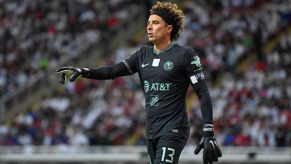 Guillermo Ochoa jugando partido de Liga MX con el América