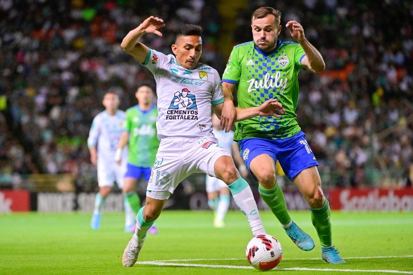 Ángel Mena en el juego ante Seattle