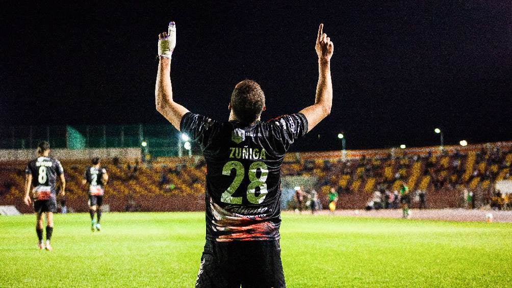 Martín Zúñiga festejando gol con Correcaminos ante el Atlante