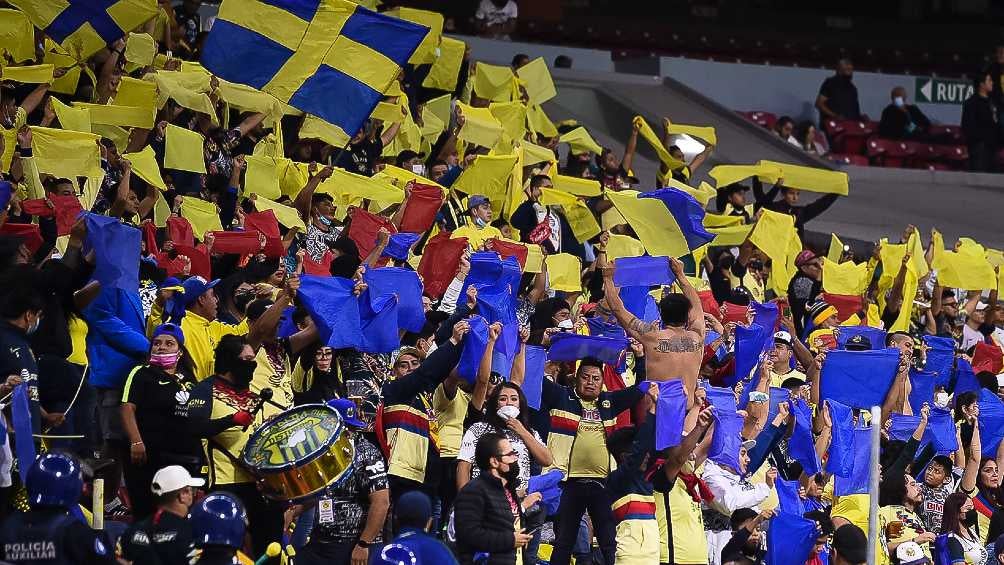 Porra del América apoyando al equipo en el Estadio Azteca 