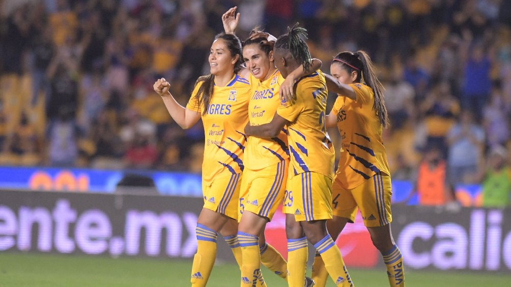 Jugadoras de Tigres festejando gol ante Cruz Azul en la Liga Mx Femenil