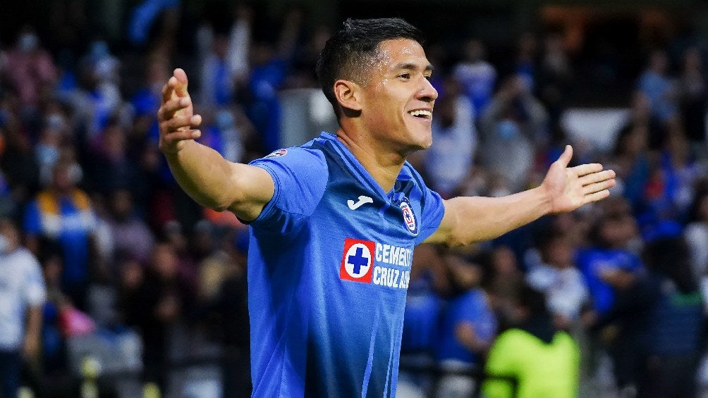 Uriel Antuna festejando gol con Cruz Azul en partido de Concachampions