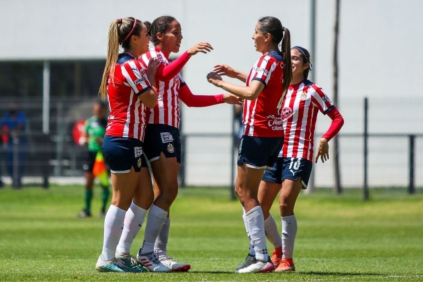 Jugadoras de Chivas festejando un gol