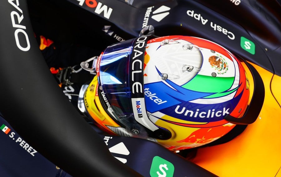 El casco de Checo