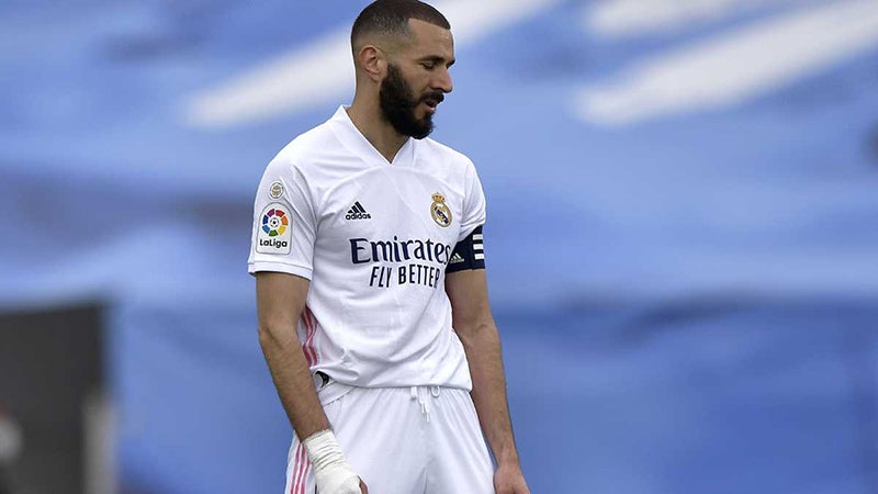 Karim Benzema durante un duelo con el Real Madrid 