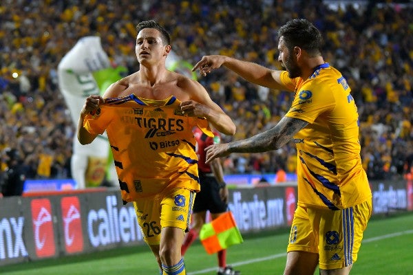 Thauvin celebra junto a Gignac su gol ante Rayados