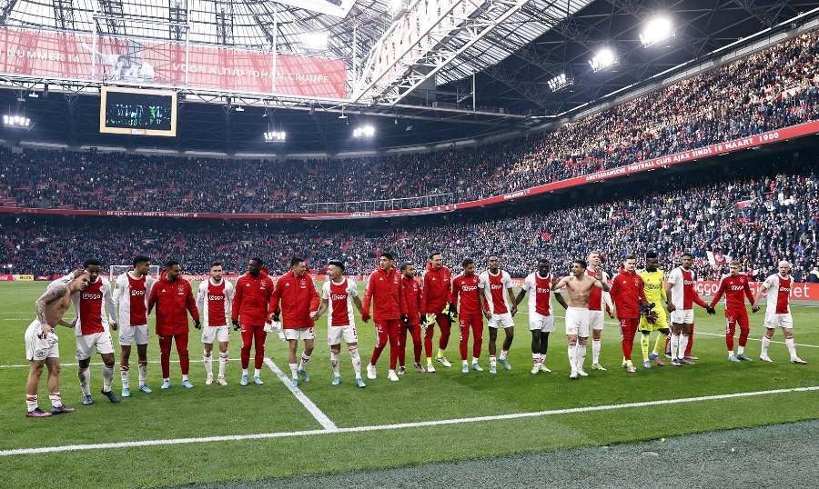 Ajax celebra el triunfo con su gente