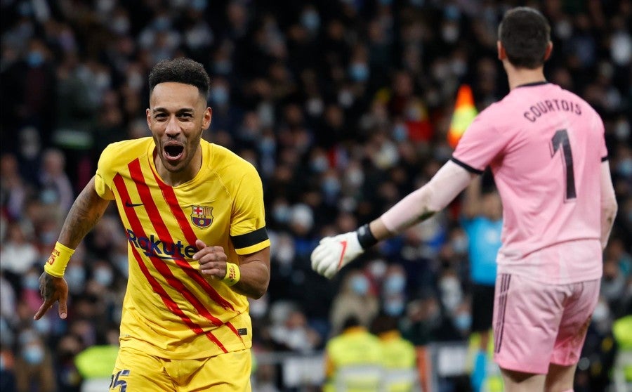 Aubameyang celebra tras vencer a Courtois para el cuarto y definitivo del Barcelona