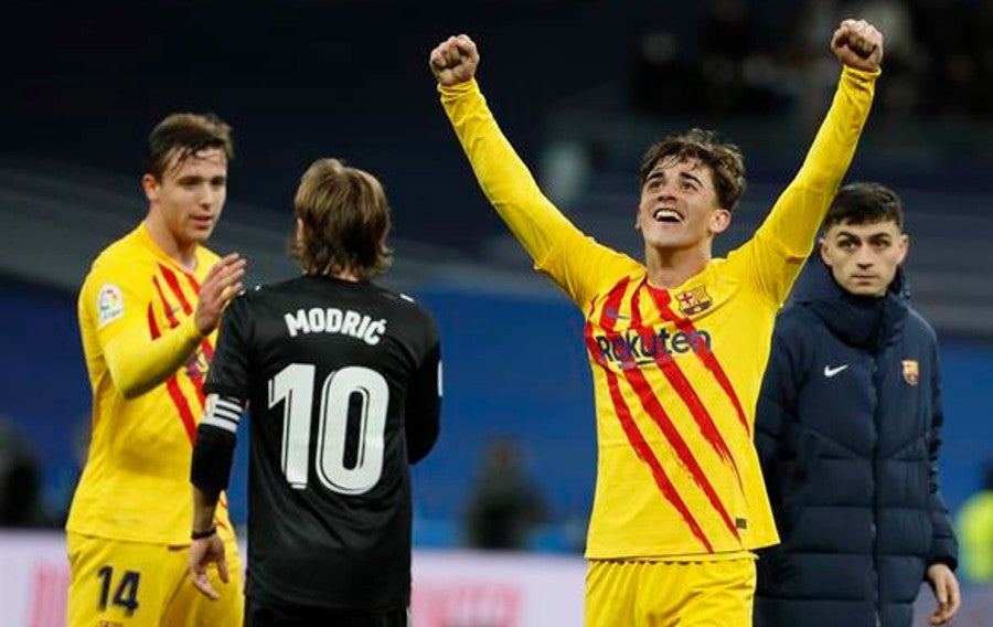 Jugadores del Barcelona celebran triunfo ante el Madrid