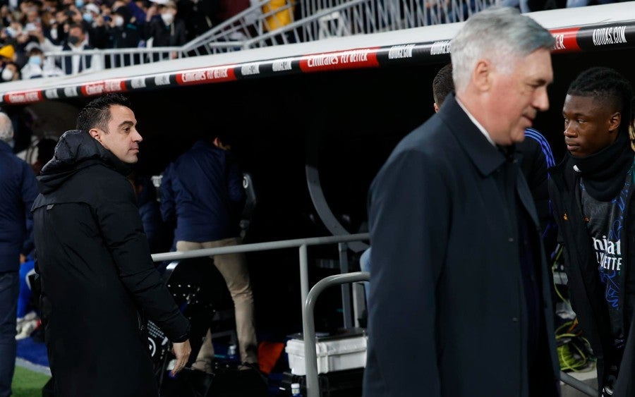 Xavi Hernández y Ancelotti durante el Clásico