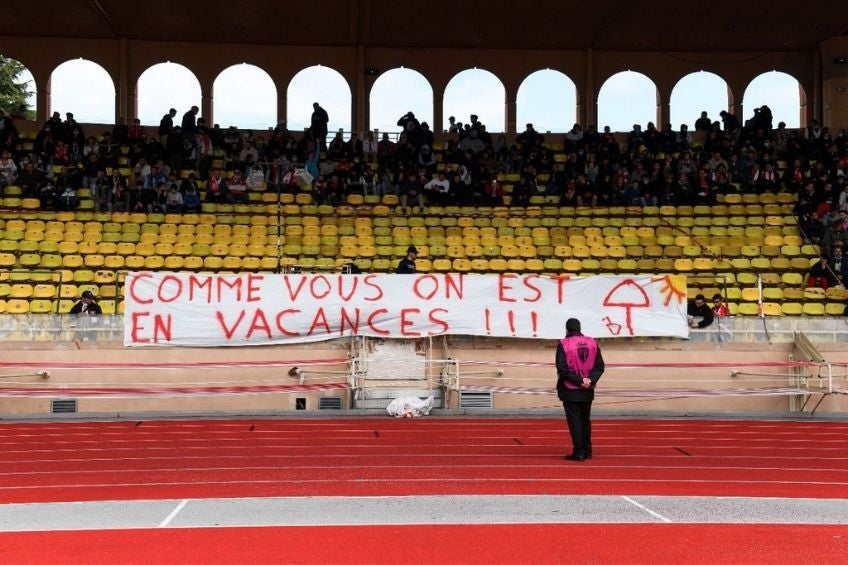 Manta colocada en el Stade Louis II