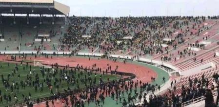 Invasión al campo en batalla campal