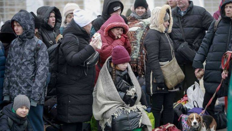 Personas de Ucrania dejando el país