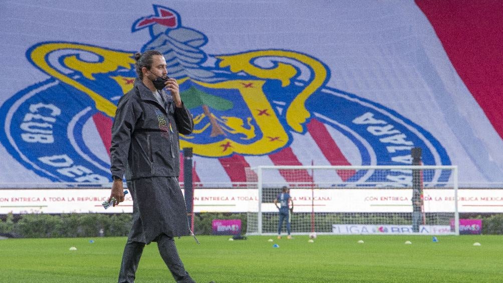 Amaury Vergara en el Estadio Akron viendo partido de las Chivas