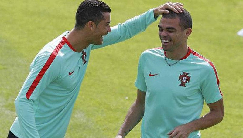 Cristiano Ronaldo junto a Pepe