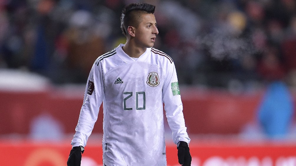 Roberto 'Piojo' Alvarado jugando partido con la Selección Mexicana