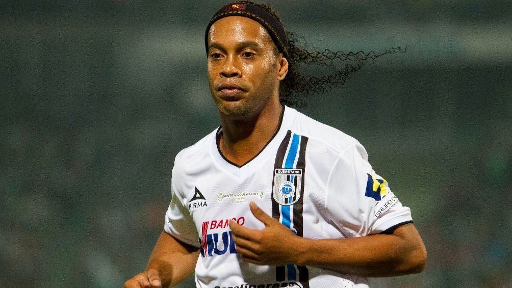 Ronaldinho jugando partido de la Liga MX con Querétaro