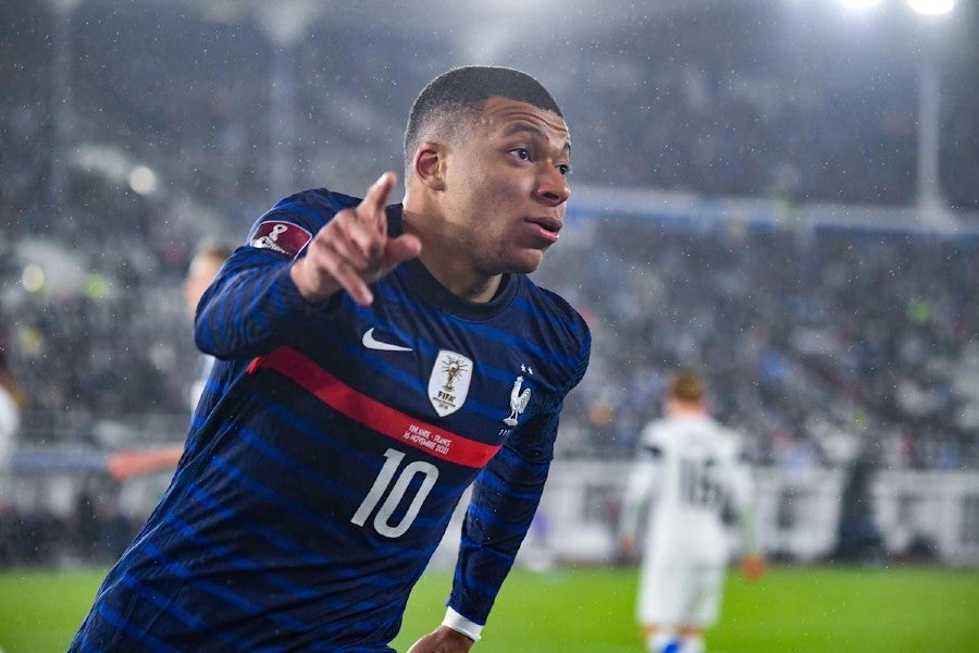 Kylian Mbappé durante un partido con Francia