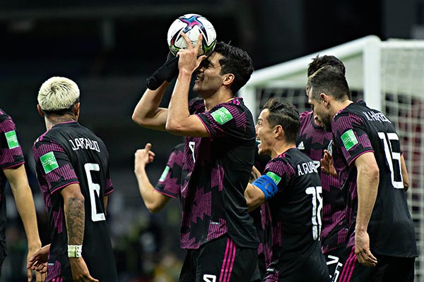 Raúl Jiménez y otros jugadores del Tri festejan un gol